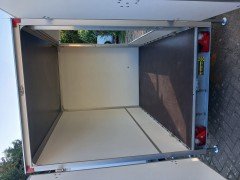 gesloten aanhangwagen met zijluik