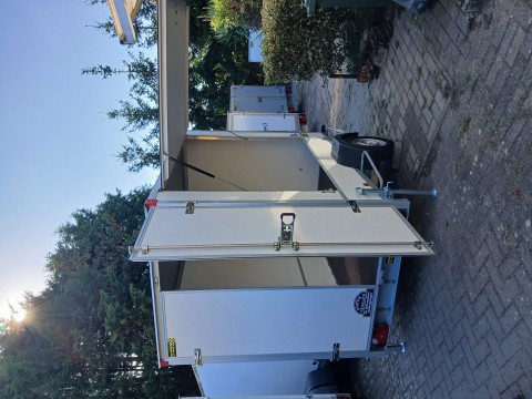 gesloten aanhangwagen met zijluik