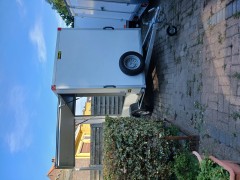 gesloten aanhangwagen met zijluik