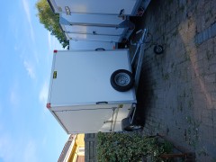 gesloten aanhangwagen met zijluik