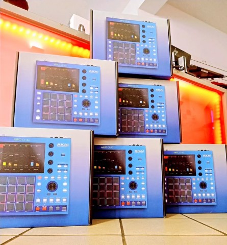 WWW BULKINZ COM Nieuw  Elektron Analog Rytm MKII  Akai MPC Live III  E