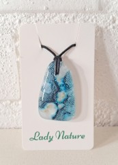 Handgemaakte hanger van versmolten glas in aqua turquoise blauw groen