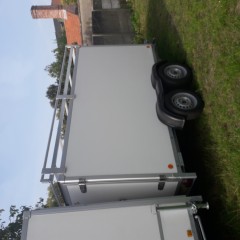 gesloten aanhangwagen met dakrek