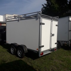 gesloten aanhangwagen met dakrek