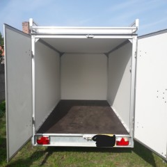 gesloten aanhangwagen met dakrek