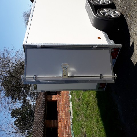 gesloten aanhangwagen roca