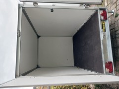 gesloten aanhangwagen