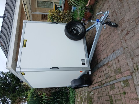 gesloten aanhangwagen
