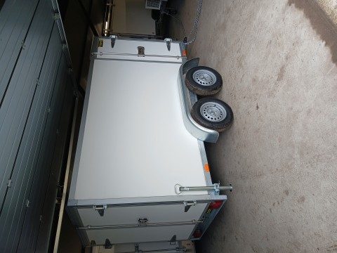 gesloten aanhangwagen met zijdeur