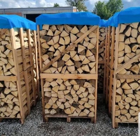 Droog brandhout  klaar om te stoken