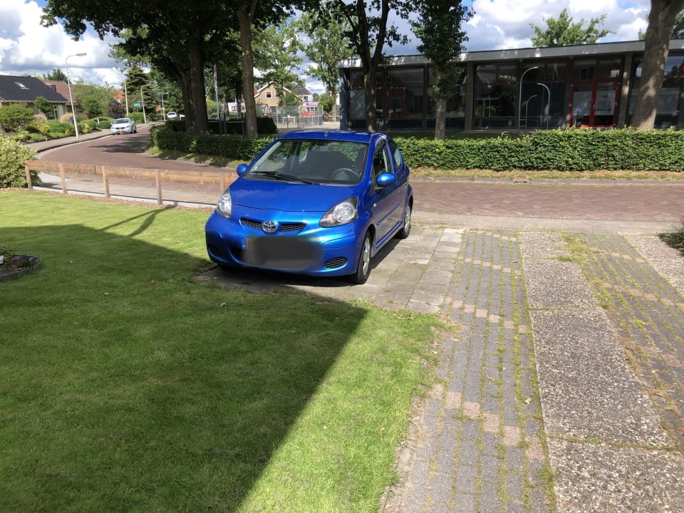 Ideaal autootje  Blauwe toyota aygo