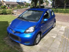 Ideaal autootje  Blauwe toyota aygo