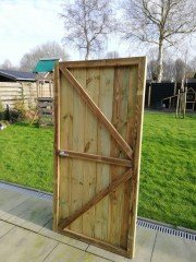 Nieuwe dichte schuttingdeur, tuindeur, tuinpoort