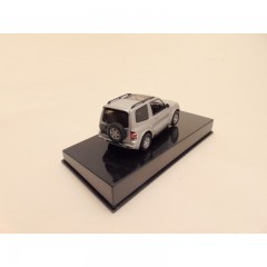 MITSUBISHI PAJERO EVO 2000 SWB 1 43 AUTOART ZILVERKLEURIG