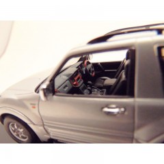 MITSUBISHI PAJERO EVO 2000 SWB 1 43 AUTOART ZILVERKLEURIG