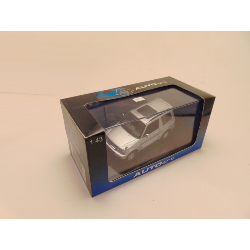 MITSUBISHI PAJERO EVO 2000 SWB 1 43 AUTOART ZILVERKLEURIG