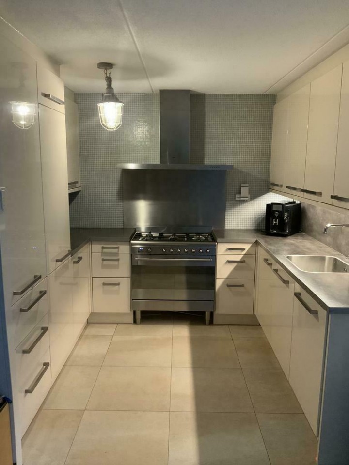 Duitse keuken zonder apparatuur  Hoogglans zacht beige