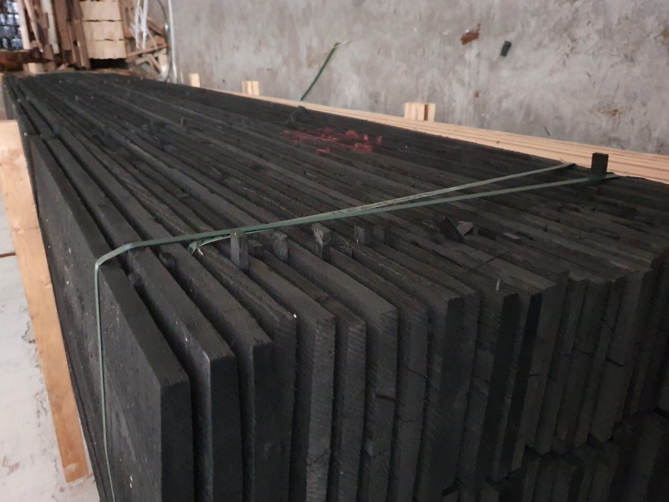 planken zwart ongeveer 20mm dik 225mm breed lang 4 80m