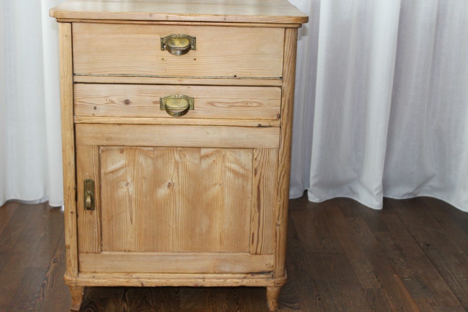 Te koop Amerikaans grenen kastje