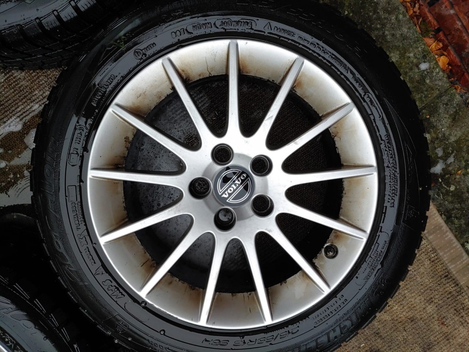 Volvo Castula velgen met 215 55 16 Michelin winterbanden  