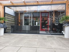 Glazen schuifwanden voor houten overkapping   veranda