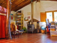 SPANJE: SW ANDALUCIA - een eenvoudig huis met bostuin, off-grid, in ee