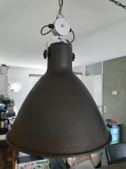 2 grote industri&euml;le lampen