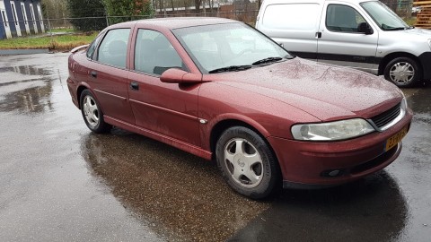 Opel Vectra B2 1 6 16V rood 1999