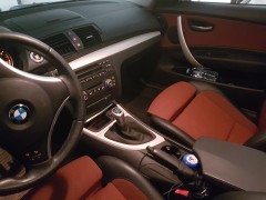 BMW118d sportuitvoering interieur en rode sportzetels