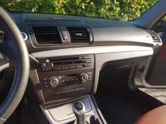 BMW118d sportuitvoering interieur en rode sportzetels