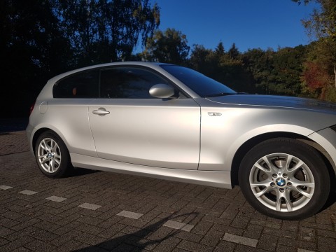 BMW118d sportuitvoering interieur en rode sportzetels
