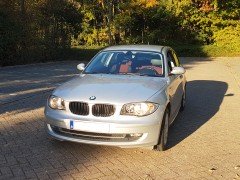 BMW118d sportuitvoering interieur en rode sportzetels