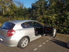 BMW118d sportuitvoering interieur en rode sportzetels